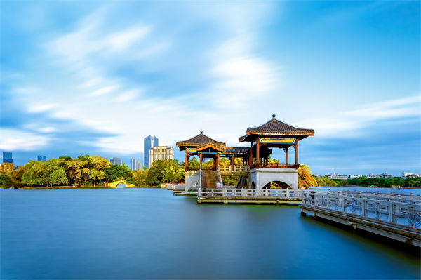 惠州戰(zhàn)略咨詢公司如何為企業(yè)定制長(zhǎng)遠(yuǎn)發(fā)展規(guī)劃？