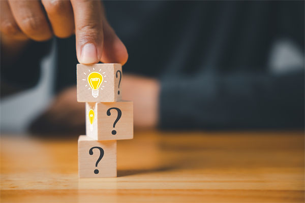 在制定企業(yè)戰(zhàn)略規(guī)劃時，如何平衡短期與長期目標？