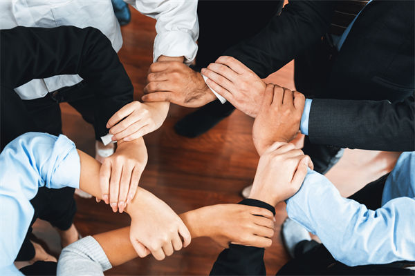 在制定企業(yè)戰(zhàn)略規(guī)劃時(shí)，如何平衡短期與長(zhǎng)期目標(biāo)？