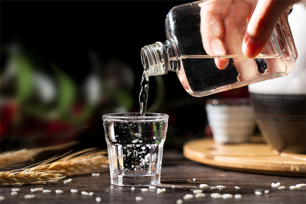 白酒遇冷，集體“降度”，關(guān)聯(lián)企業(yè)有何營銷啟示？